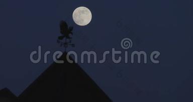 月亮在夜空中的屋顶上的建筑时间推移视频