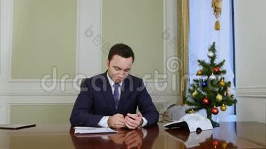 帅哥商人在圣诞节前用手机短信给他可爱的妻子