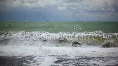 波浪在海岸上逐渐增强