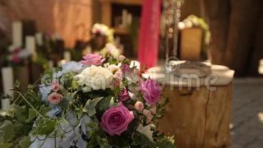 乡<strong>村风</strong>格的婚礼装饰与美丽的花朵组成的粉红色和白色玫瑰。 绳子在树桩上