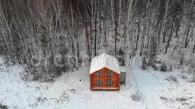 <strong>冬季</strong>森林中的<strong>房屋</strong>俯视图。 库存。 密林郊外的乡村别墅，坐落在单独的地方，远离