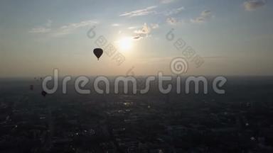 在立陶宛维尔纽斯市上空观看热气球。 清晨，热气球飘过城市.
