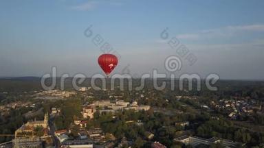 在立陶宛维尔纽斯市上空观看<strong>热气球</strong>。 清晨，<strong>热气球</strong>飘过城市.