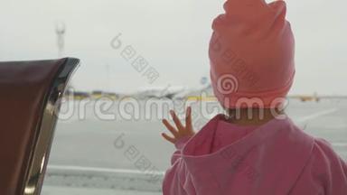 小宝宝看着窗外的机场