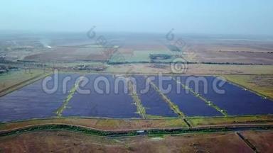 4太阳电池板的鸟瞰农场太阳能电池与阳光。 无人机飞行飞越太阳能电池板领域，可再生绿色