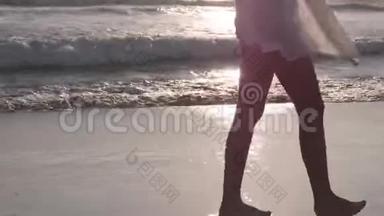 在海边沙滩上散步的女人。 年轻漂亮的女孩享受生活，去海边。 暑假假期