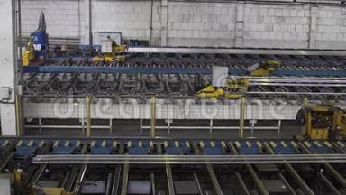 工厂现代铝挤压生产线。 生产复杂的轻质挤压铝金属