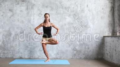 美丽的<strong>微笑</strong>女人在室内锻炼，在蓝色垫子上<strong>做瑜伽</strong>锻炼。