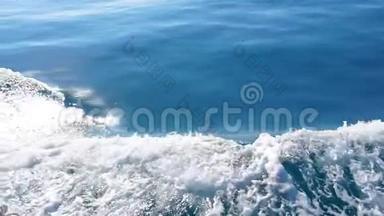 美丽的深蓝色地中海海水.. 海浪。 游轮在欧洲度假。 环境与自然