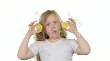 小女孩用柠檬闭上眼睛，表现出不同的情绪，舔它和<strong>呱呱</strong>叫。 白色背景