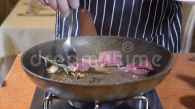 在餐厅的一个热煎锅上加入肝片的厨师烹饪弗拉姆贝式<strong>菜肴</strong>。 把切片放进去