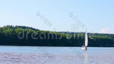 大湖上的小游艇正在靠近摄像机的地方航行
