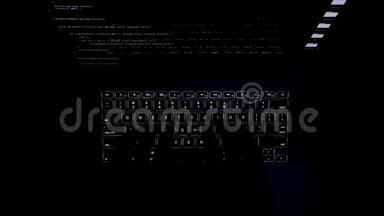 电脑键盘在黑暗中发光。 键盘背光。 手指在键盘上打字。 黑客在工作