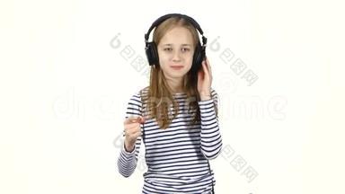 儿童用耳机听<strong>音乐</strong>，并将手指拍成节奏
