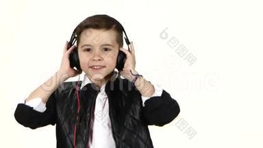 小男孩用耳机听音乐、跳舞、特写