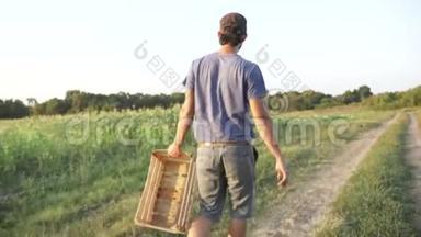 年轻的<strong>农民</strong>带着空木箱去田间<strong>收割</strong>玉米。