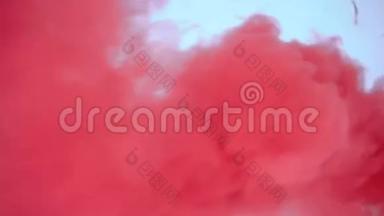 红色或粉红色的彩色烟雾