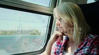 年轻女子<strong>乘</strong>火车旅行，望着窗外，做<strong>梦</strong>