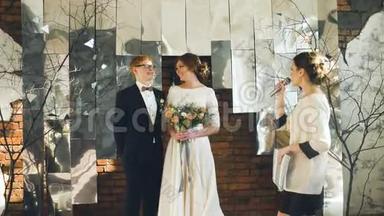 新郎新娘在婚礼上相互宣誓，书记官讲话