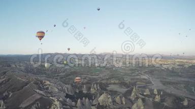 五颜六色的热气球飞越山谷，在戈尔梅，<strong>土耳其</strong>。 世界各地的<strong>游</strong>客来到卡帕多西亚