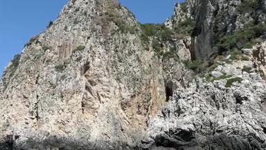 在希腊的科孚岛，驾驶着一艘长着船的天堂海滩利帕迪斯。 白垩岩<strong>沉积</strong>岩崖