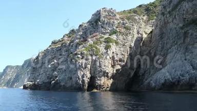 在希腊的科孚岛，驾驶着一艘长着船的天堂海滩利帕迪斯。 白垩岩沉积岩崖
