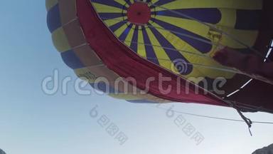 五颜六色的热气球飞越山谷，在戈尔梅，土耳其。 世界<strong>各地</strong>的游客来到卡帕多西亚