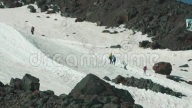 人们在<strong>大雪山</strong>山坡上漫步，游客在小径上漫步