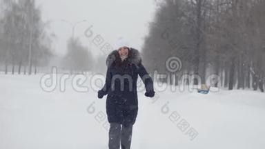 一个冬天公园里的布鲁内特女人。 在露天漫步