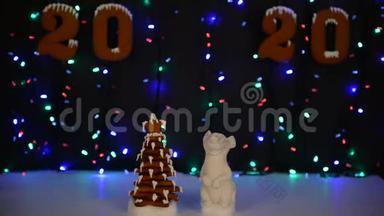 手工制作的可吃<strong>姜饼屋</strong>，鼠标-2020年的象征，新年树，雪<strong>装饰</strong>