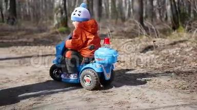 一个快乐的孩子骑着电动车