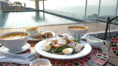 泰式<strong>菜肴</strong>。 4k. 池边的桌子。 泰国传统午餐在游泳池旁，改变焦点