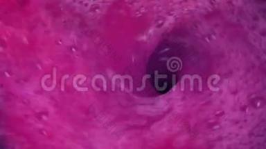 粉红色的物质在水槽中洗涤