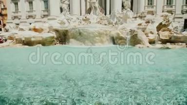 罗马著名的特雷维喷泉。 在世界<strong>各地</strong>的游客中很受欢迎的地方。 广角倾斜镜头