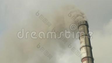 一个化<strong>工厂</strong>的管道里，冒着浓浓的<strong>黑烟</strong>。大气污染与温室效应