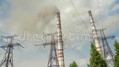 <strong>黑烟</strong>来自火力发电厂的管道。 空气污染与环境