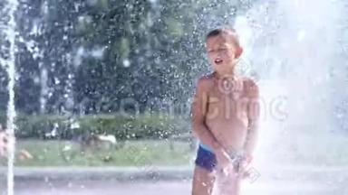 可爱的孩子，一个七岁的男孩，在炎热的夏天，在喷泉里洗澡，在外面玩水