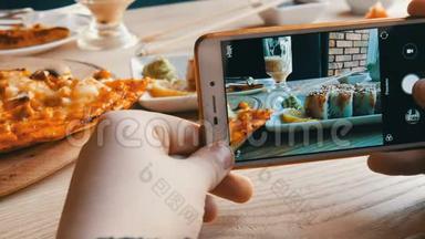 青少年的手在智能<strong>手机</strong>上<strong>制作</strong>食物的照片。 一套日本料理的寿司卷和披萨