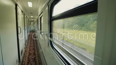 客运<strong>火车车厢</strong>走廊。 有许多门窗，火车开得很快