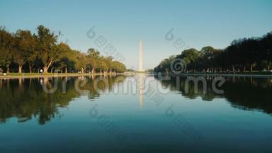 华盛顿纪念碑倒映在水中。华盛顿特区