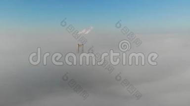 在浓雾中俯瞰基辅莫斯科夫斯基<strong>大桥</strong>的空中景色，4k<strong>视频</strong>。 莫斯科桥