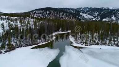 在冬天，小溪形成于冰盖湖的边缘