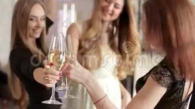 微笑的朋友带着香槟在<strong>单身派对</strong>上跳舞。