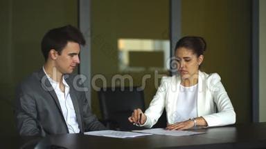 可爱的女商人让他的客户在会议上签署合同并完成交易