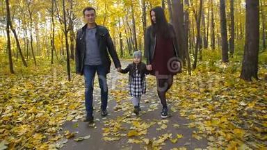 一家人和一个小女儿在秋天公园散步