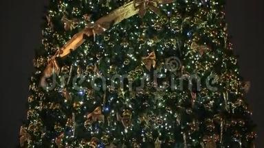 一棵宏伟的圣诞树，夜晚在莫斯科的城市广场上闪烁`灯光和圣诞装饰.. 关闭