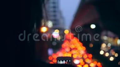 年轻的Hipster旅游女孩采取智能手机图片在夜间曼谷城市汽车交通，泰国。 4K.