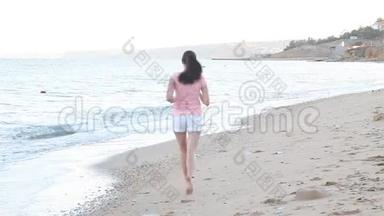 早晨的女孩沿着海边奔跑