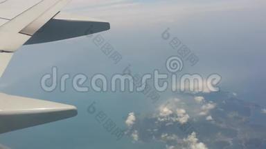 从飞机窗口看到白云和天空的可爱景象