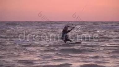 运动女子黎明时在海上风筝